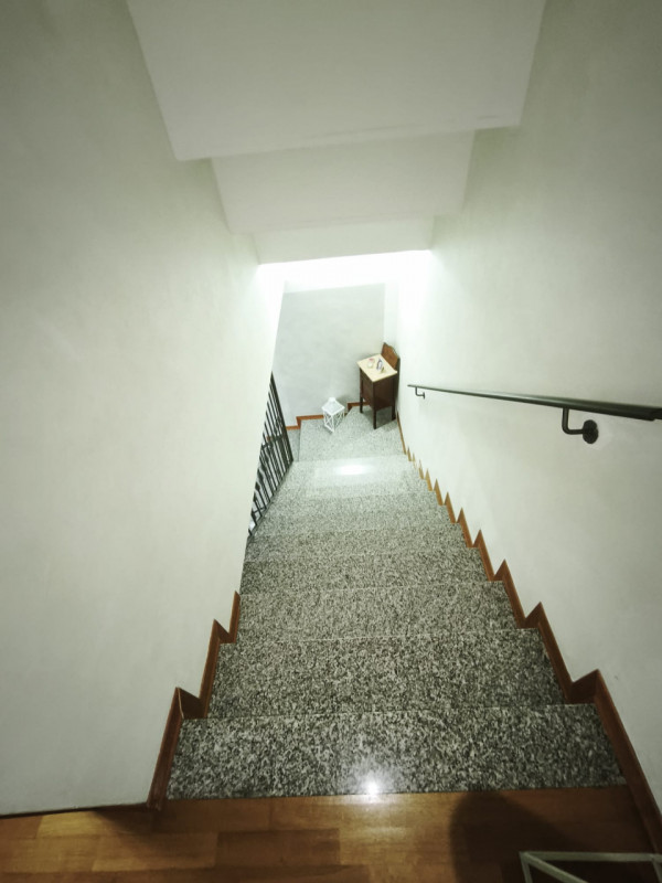 Proponiamo in vendita una splendida porzione centrale di casa a schiera situata nella ricercata z...