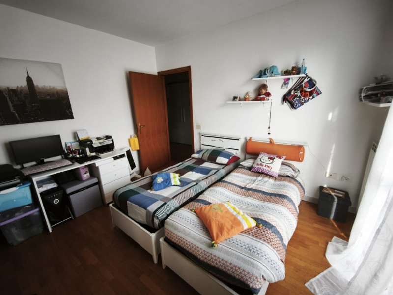 Proponiamo in vendita una splendida porzione centrale di casa a schiera situata nella ricercata z...