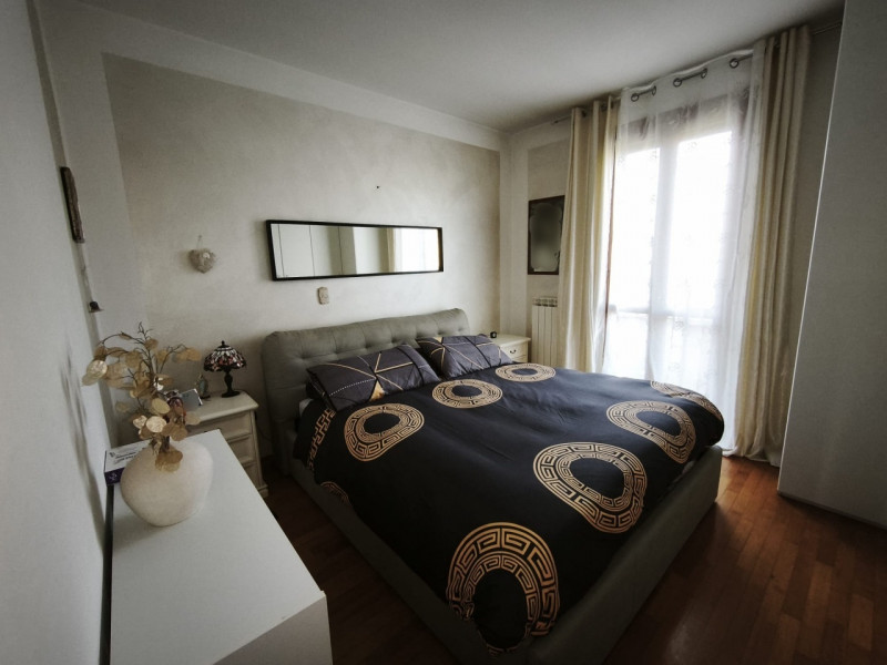 Proponiamo in vendita una splendida porzione centrale di casa a schiera situata nella ricercata z...