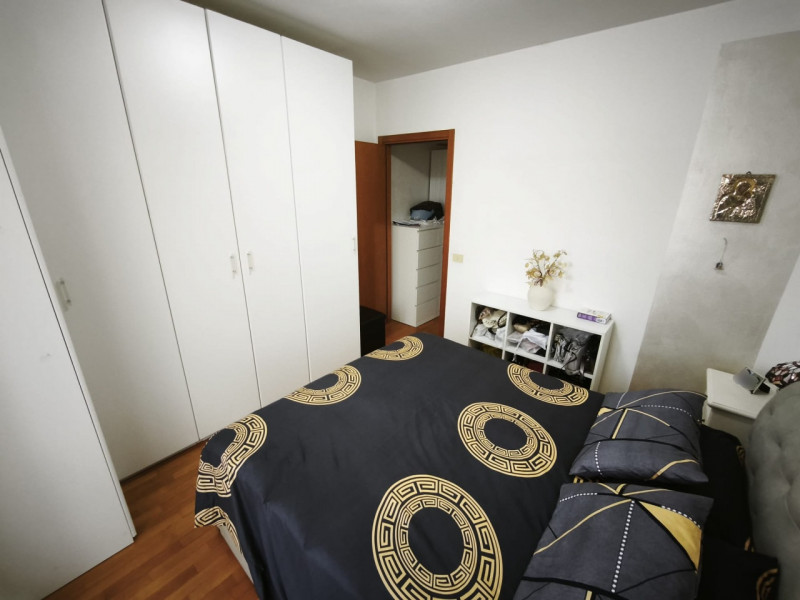 Proponiamo in vendita una splendida porzione centrale di casa a schiera situata nella ricercata z...