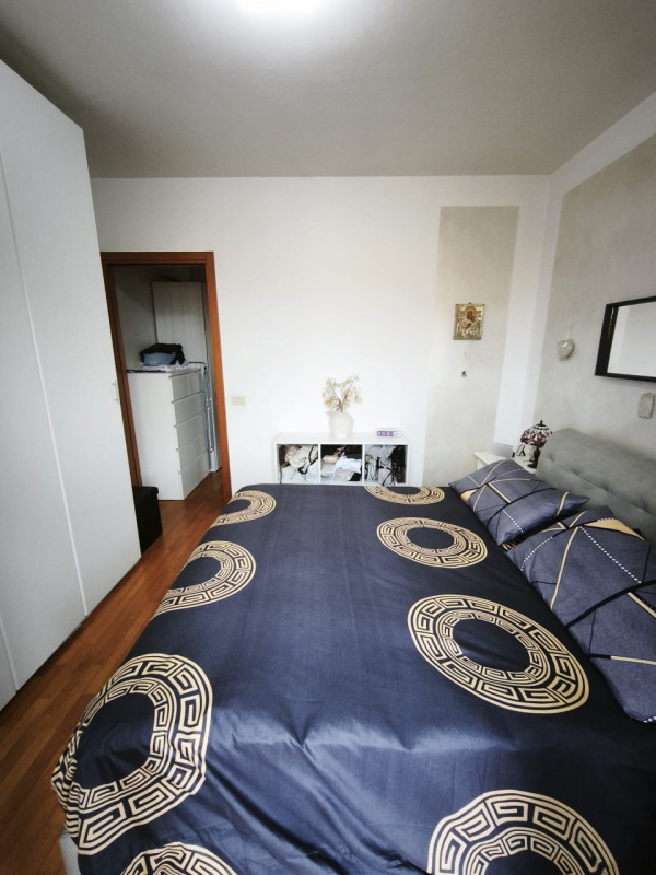 Proponiamo in vendita una splendida porzione centrale di casa a schiera situata nella ricercata z...