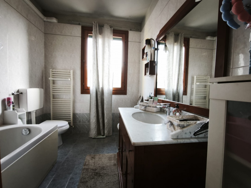 Proponiamo in vendita una splendida porzione centrale di casa a schiera situata nella ricercata z...