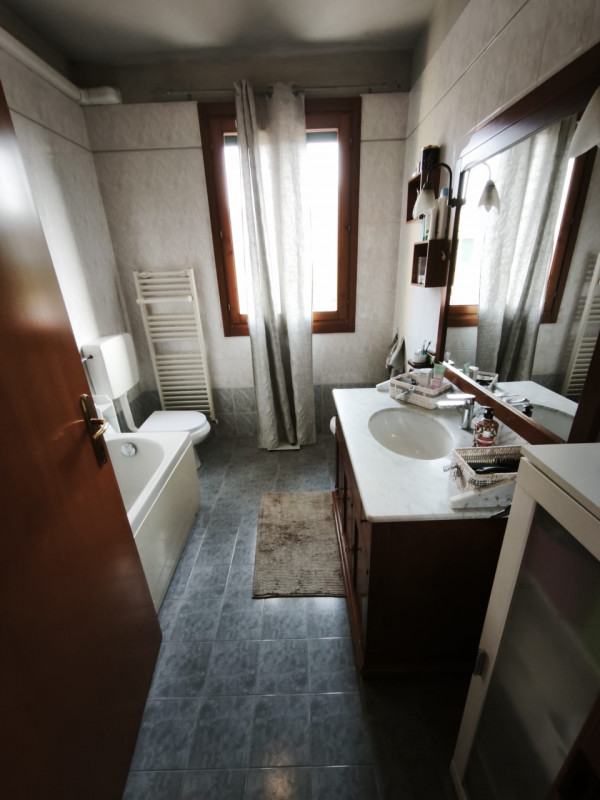 Proponiamo in vendita una splendida porzione centrale di casa a schiera situata nella ricercata z...