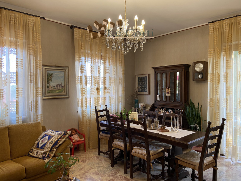 In una posizione privilegiata ai piedi dei suggestivi Colli Berici  proponiamo in vendita un inte...