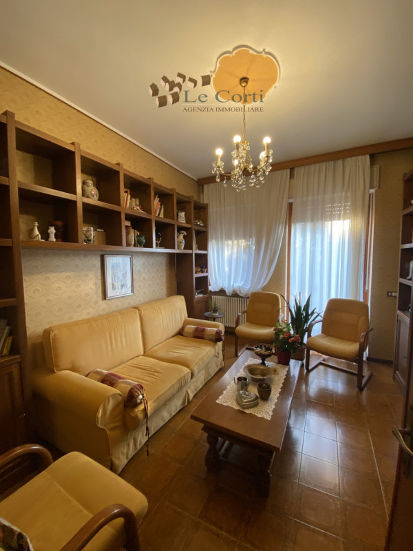 In una posizione privilegiata ai piedi dei suggestivi Colli Berici  proponiamo in vendita un inte...