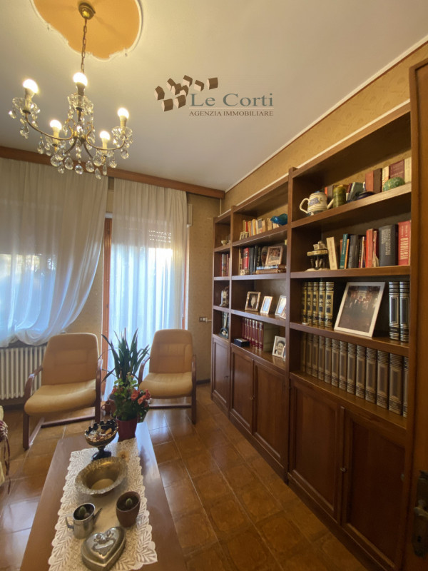 In una posizione privilegiata ai piedi dei suggestivi Colli Berici  proponiamo in vendita un inte...