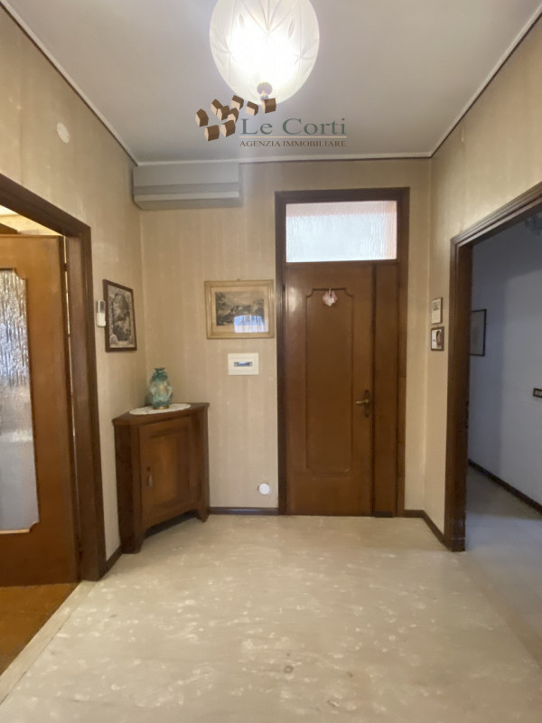 In una posizione privilegiata ai piedi dei suggestivi Colli Berici  proponiamo in vendita un inte...