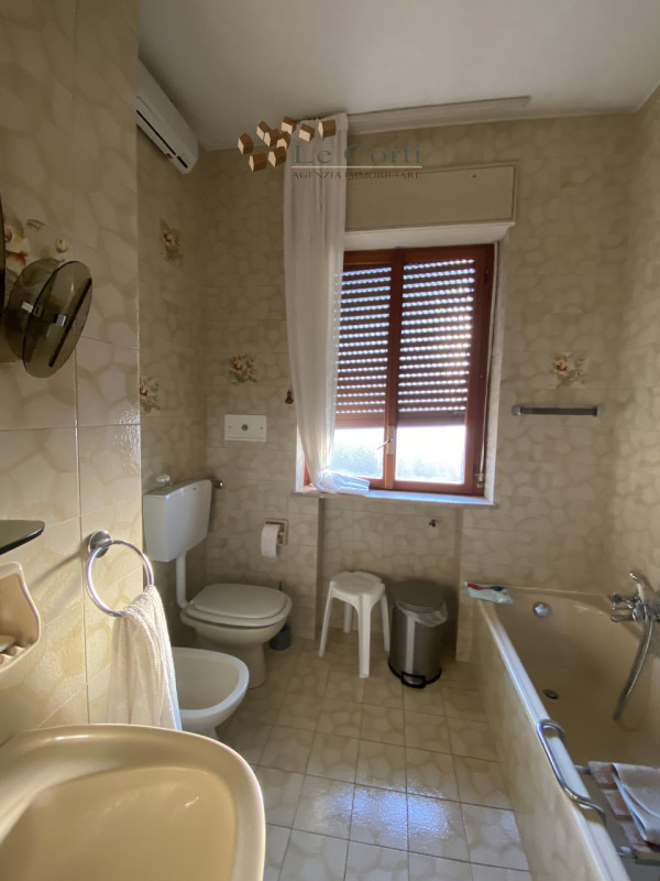 In una posizione privilegiata ai piedi dei suggestivi Colli Berici  proponiamo in vendita un inte...