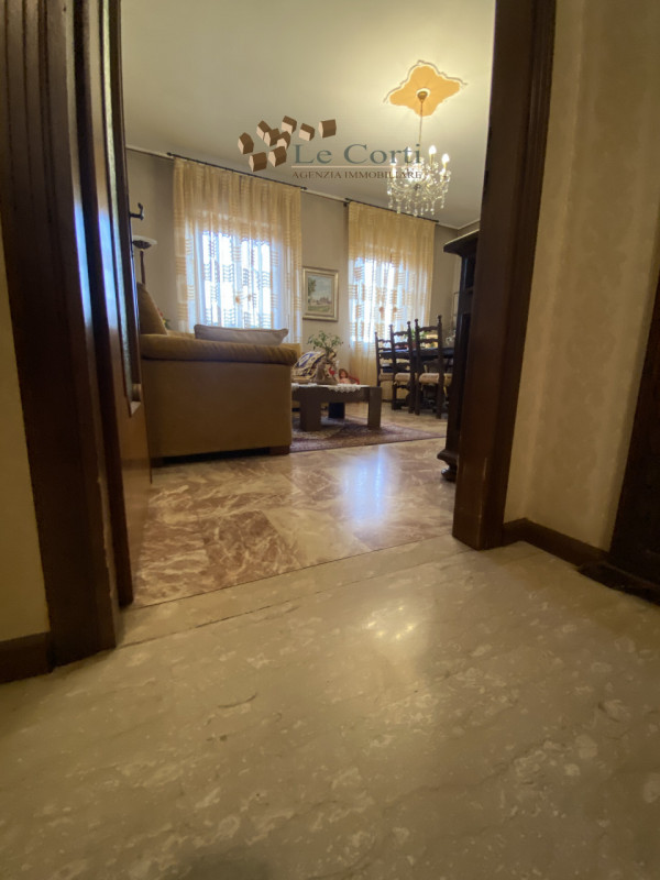 In una posizione privilegiata ai piedi dei suggestivi Colli Berici  proponiamo in vendita un inte...