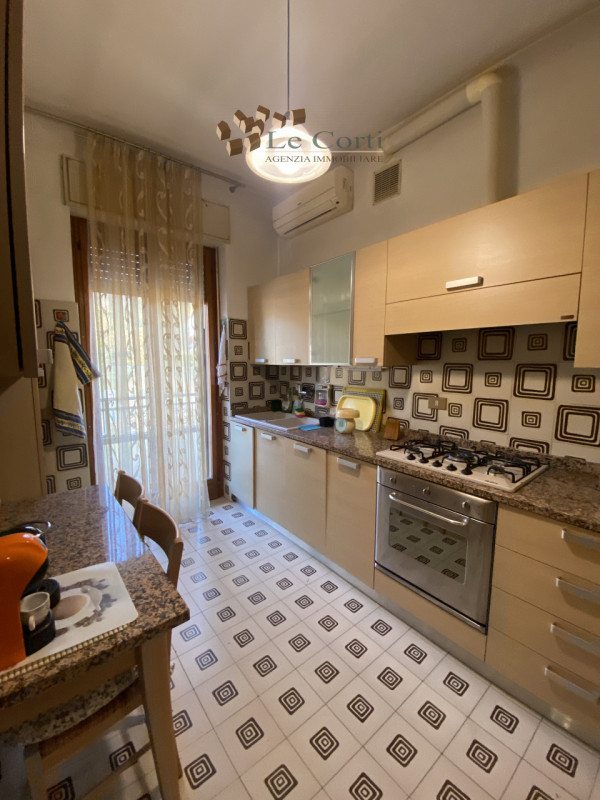 In una posizione privilegiata ai piedi dei suggestivi Colli Berici  proponiamo in vendita un inte...