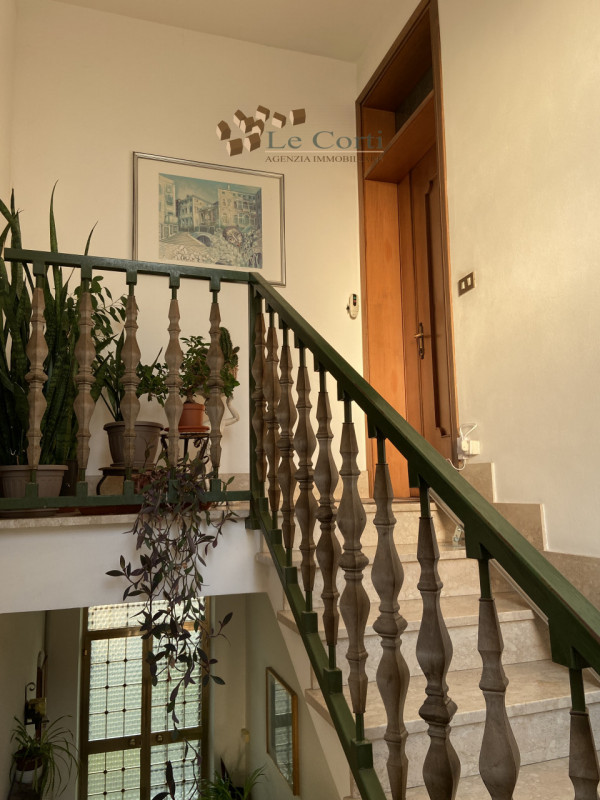 In una posizione privilegiata ai piedi dei suggestivi Colli Berici  proponiamo in vendita un inte...