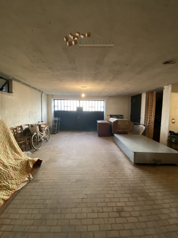 In una posizione privilegiata ai piedi dei suggestivi Colli Berici  proponiamo in vendita un inte...