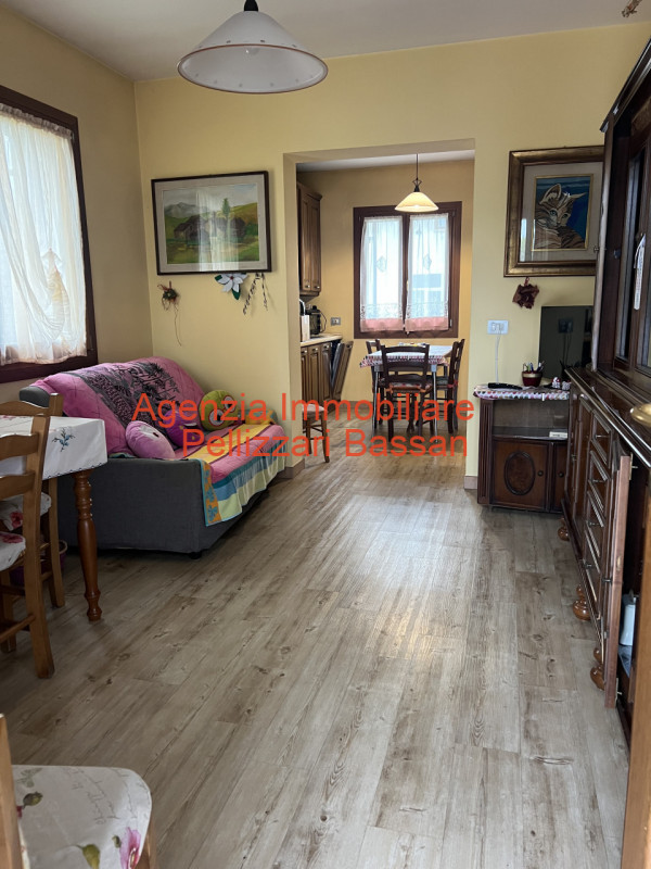 Scopri la tua nuova casa nei tranquilli dintorni di Curogna, nel comune di Pederobba. Questa porz...