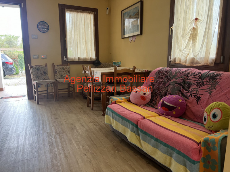 Scopri la tua nuova casa nei tranquilli dintorni di Curogna, nel comune di Pederobba. Questa porz...