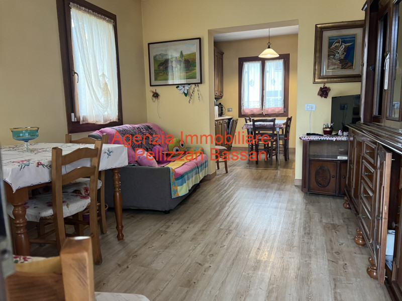 Scopri la tua nuova casa nei tranquilli dintorni di Curogna, nel comune di Pederobba. Questa porz...