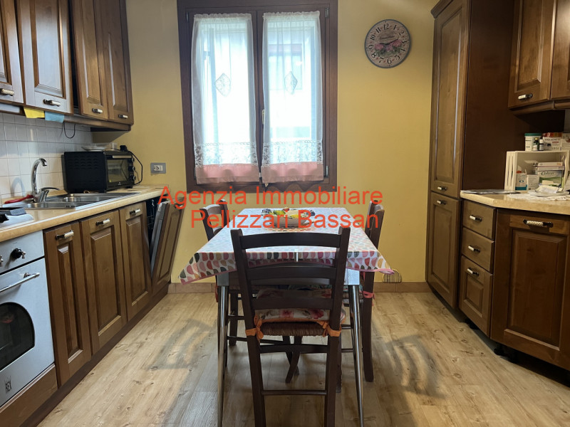 Scopri la tua nuova casa nei tranquilli dintorni di Curogna, nel comune di Pederobba. Questa porz...