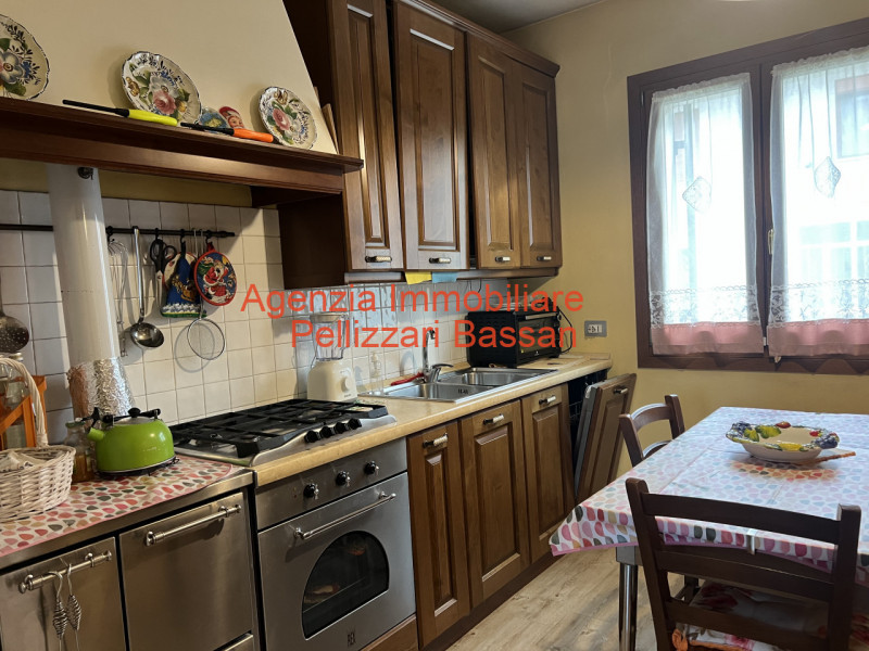 Scopri la tua nuova casa nei tranquilli dintorni di Curogna, nel comune di Pederobba. Questa porz...