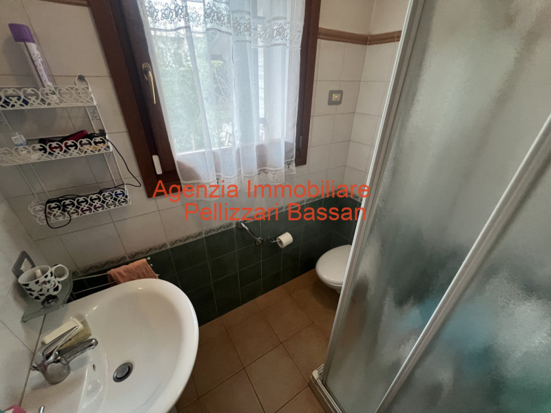 Scopri la tua nuova casa nei tranquilli dintorni di Curogna, nel comune di Pederobba. Questa porz...