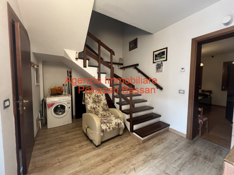 Scopri la tua nuova casa nei tranquilli dintorni di Curogna, nel comune di Pederobba. Questa porz...