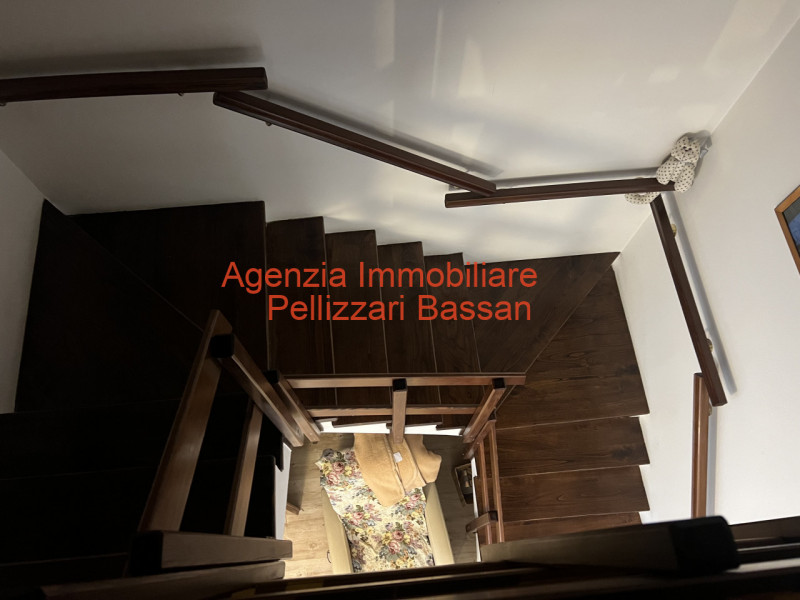 Scopri la tua nuova casa nei tranquilli dintorni di Curogna, nel comune di Pederobba. Questa porz...