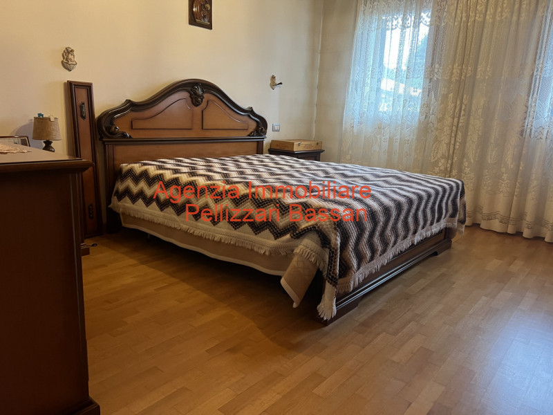 Scopri la tua nuova casa nei tranquilli dintorni di Curogna, nel comune di Pederobba. Questa porz...