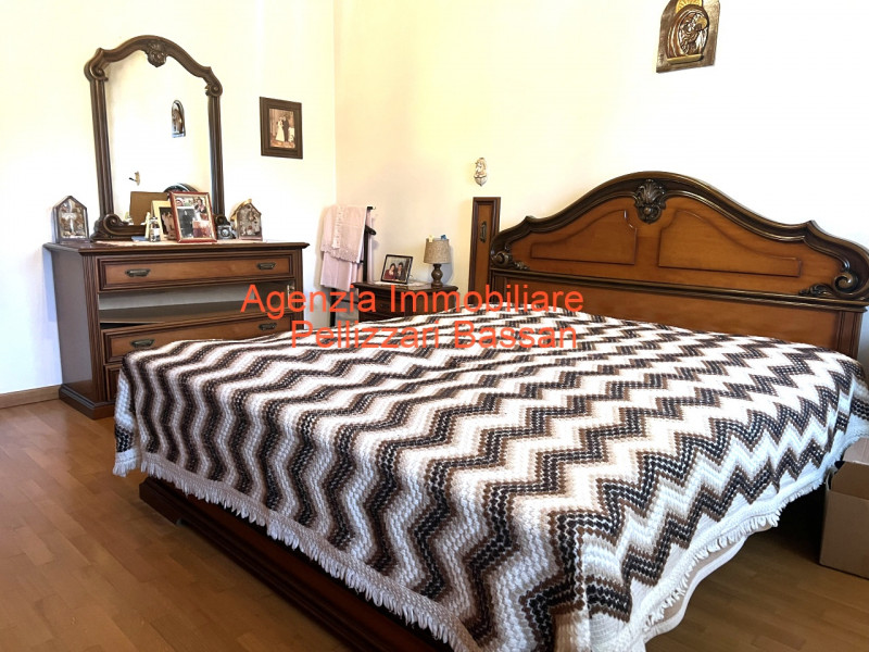 Scopri la tua nuova casa nei tranquilli dintorni di Curogna, nel comune di Pederobba. Questa porz...