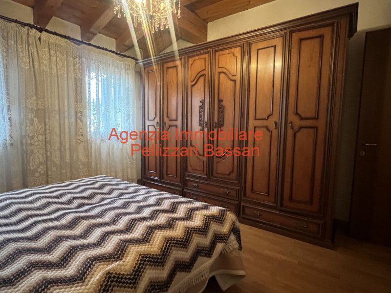 Scopri la tua nuova casa nei tranquilli dintorni di Curogna, nel comune di Pederobba. Questa porz...