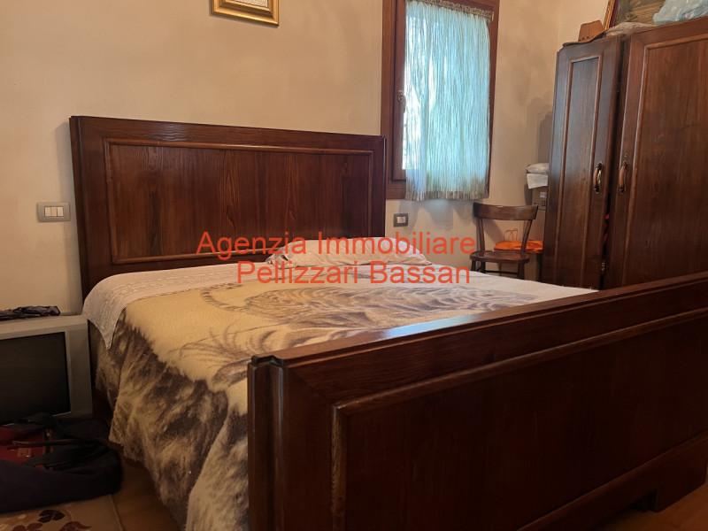 Scopri la tua nuova casa nei tranquilli dintorni di Curogna, nel comune di Pederobba. Questa porz...