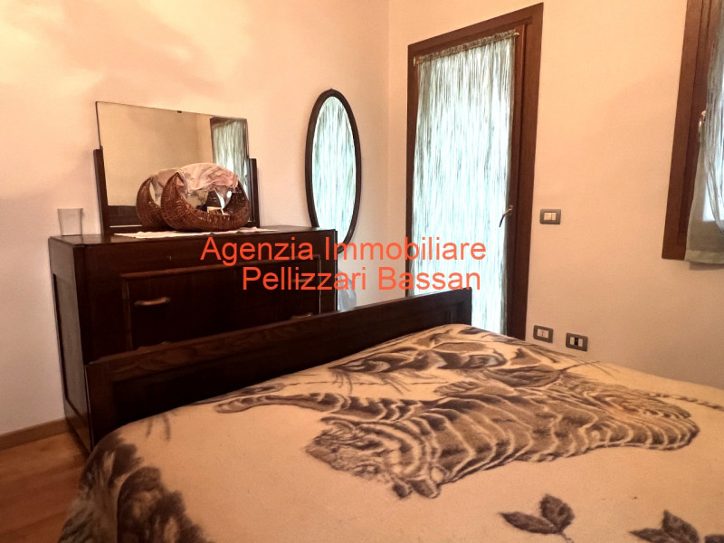 Scopri la tua nuova casa nei tranquilli dintorni di Curogna, nel comune di Pederobba. Questa porz...