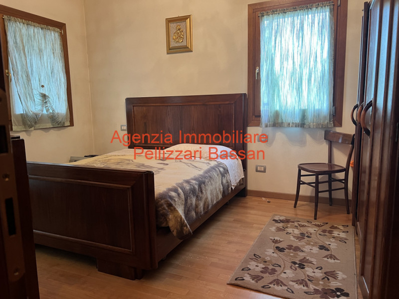 Scopri la tua nuova casa nei tranquilli dintorni di Curogna, nel comune di Pederobba. Questa porz...