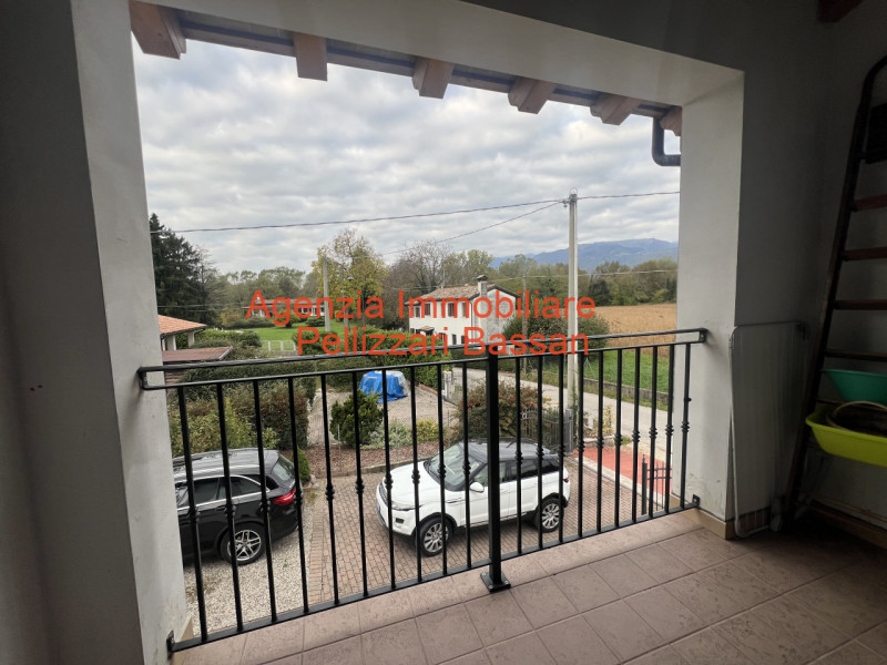 Scopri la tua nuova casa nei tranquilli dintorni di Curogna, nel comune di Pederobba. Questa porz...