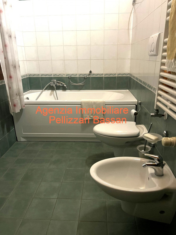 Scopri la tua nuova casa nei tranquilli dintorni di Curogna, nel comune di Pederobba. Questa porz...