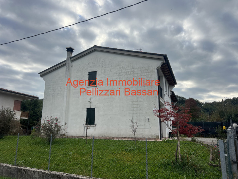 Scopri la tua nuova casa nei tranquilli dintorni di Curogna, nel comune di Pederobba. Questa porz...