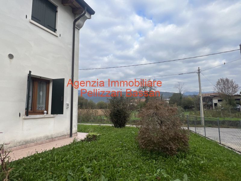 Scopri la tua nuova casa nei tranquilli dintorni di Curogna, nel comune di Pederobba. Questa porz...