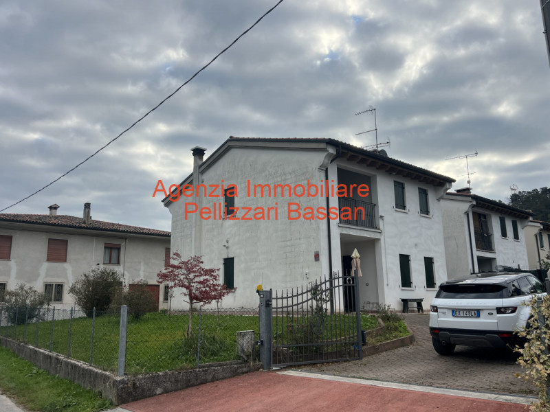 Scopri la tua nuova casa nei tranquilli dintorni di Curogna, nel comune di Pederobba. Questa porz...