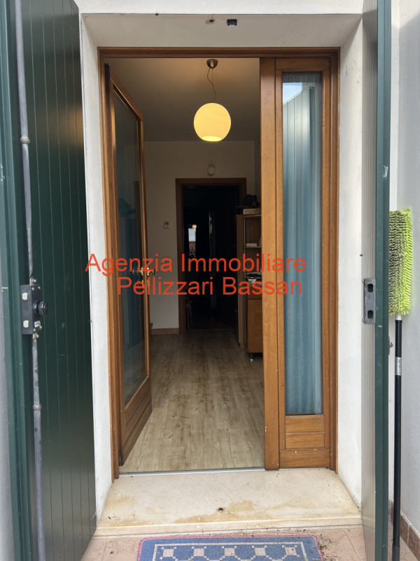 Scopri la tua nuova casa nei tranquilli dintorni di Curogna, nel comune di Pederobba. Questa porz...