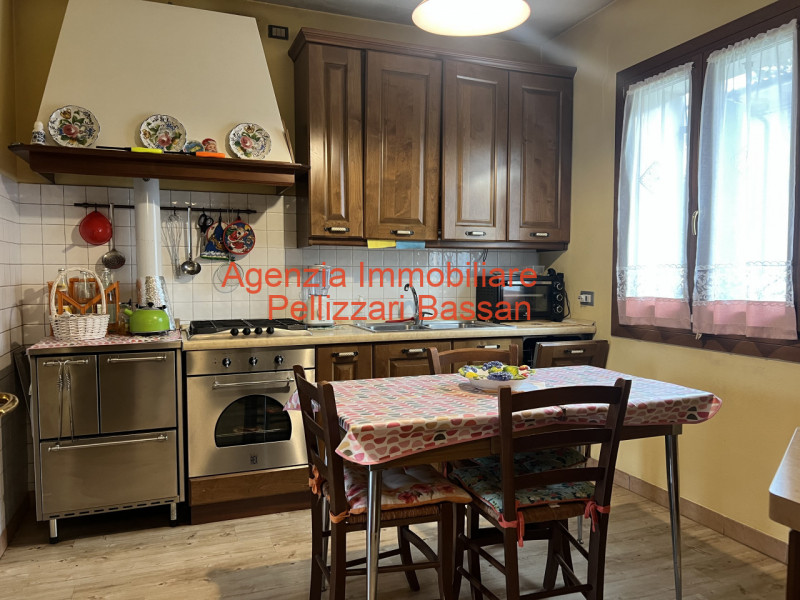 Scopri la tua nuova casa nei tranquilli dintorni di Curogna, nel comune di Pederobba. Questa porz...