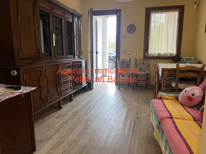 Scopri la tua nuova casa nei tranquilli dintorni di Curogna, nel comune di Pederobba. Questa porz...