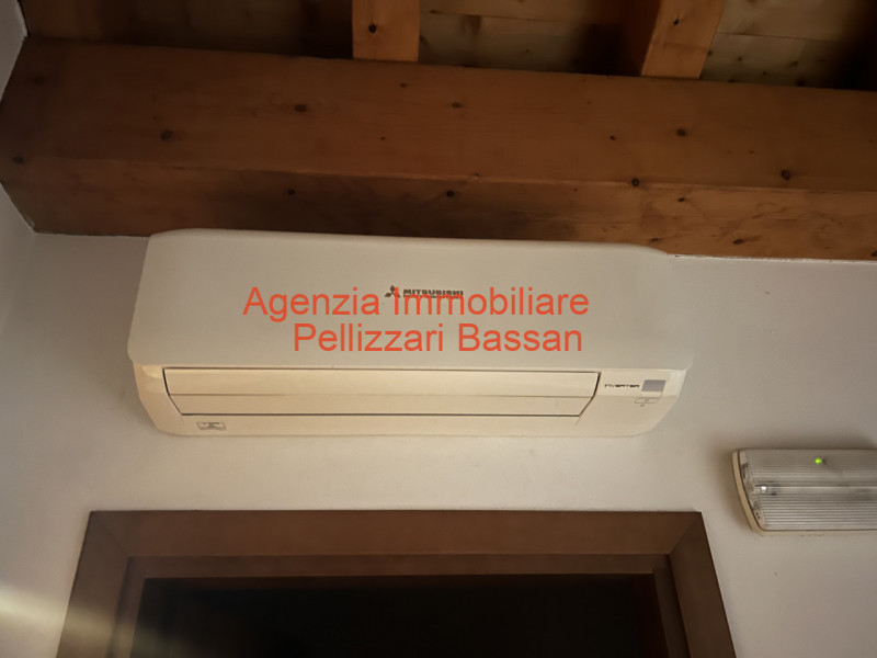 Scopri la tua nuova casa nei tranquilli dintorni di Curogna, nel comune di Pederobba. Questa porz...