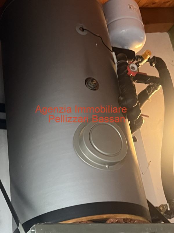 Scopri la tua nuova casa nei tranquilli dintorni di Curogna, nel comune di Pederobba. Questa porz...