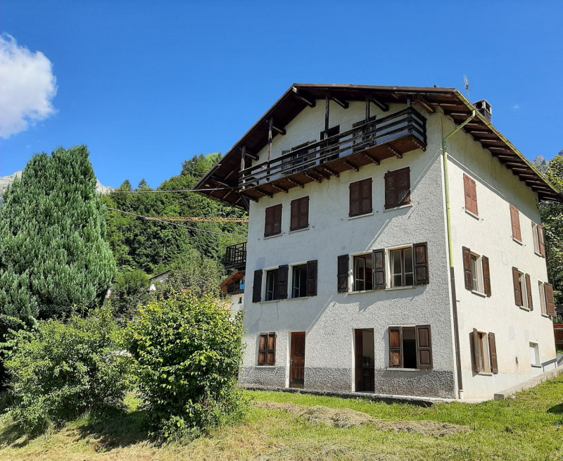 Scopri il tuo angolo di paradiso nel cuore delle Dolomiti! Proponiamo in vendita un ampio apparta...