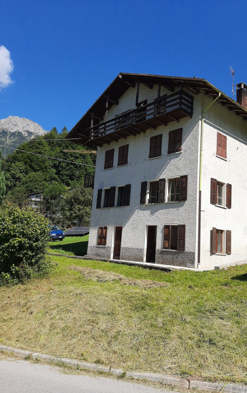 Scopri il tuo angolo di paradiso nel cuore delle Dolomiti! Proponiamo in vendita un ampio apparta...