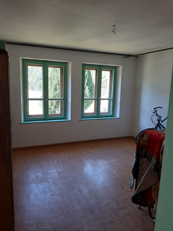 Scopri il tuo angolo di paradiso nel cuore delle Dolomiti! Proponiamo in vendita un ampio apparta...