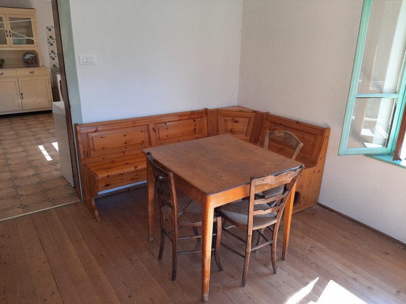 Scopri il tuo angolo di paradiso nel cuore delle Dolomiti! Proponiamo in vendita un ampio apparta...