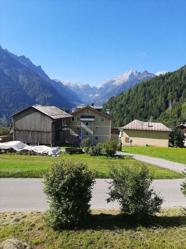 Scopri il tuo angolo di paradiso nel cuore delle Dolomiti! Proponiamo in vendita un ampio apparta...