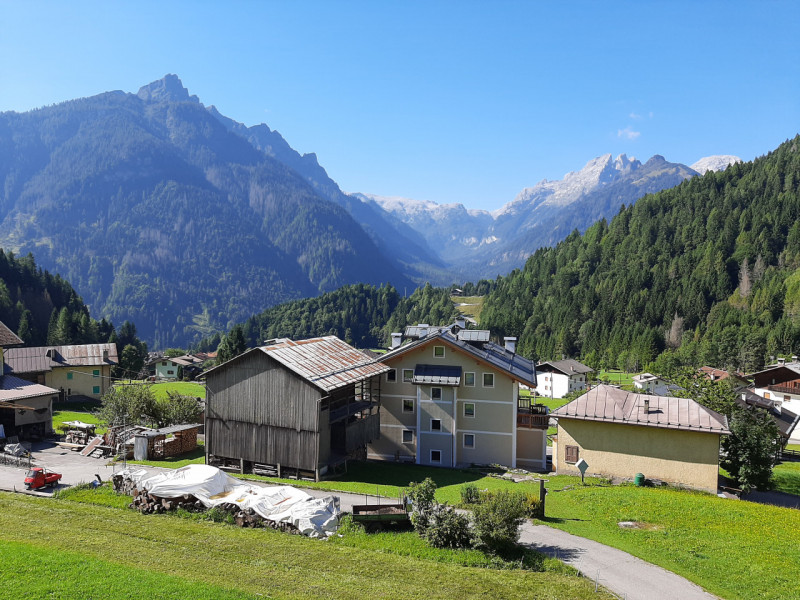 Scopri il tuo angolo di paradiso nel cuore delle Dolomiti! Proponiamo in vendita un ampio apparta...