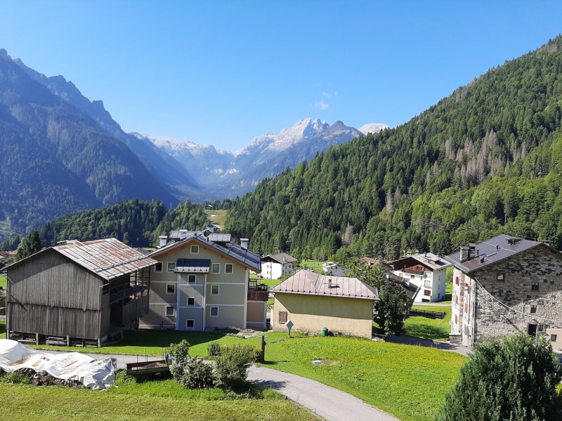 Scopri il tuo angolo di paradiso nel cuore delle Dolomiti! Proponiamo in vendita un ampio apparta...