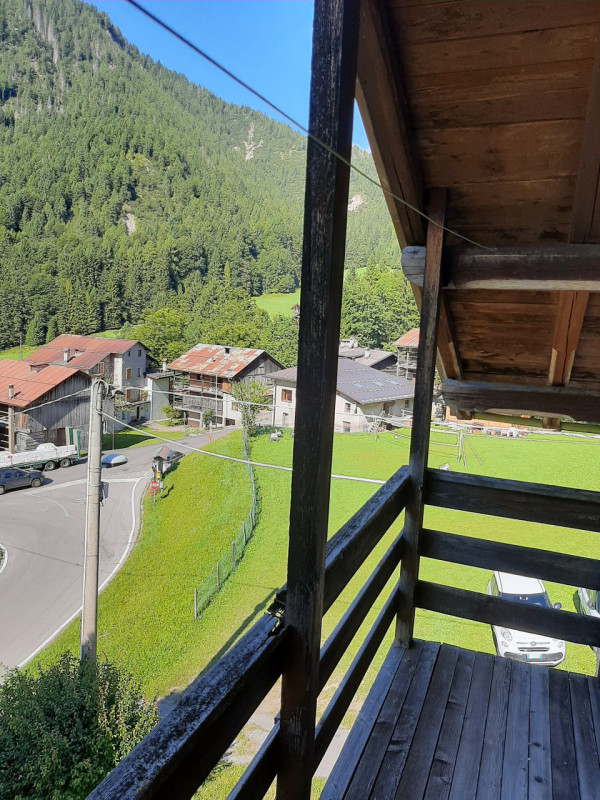 Scopri il tuo angolo di paradiso nel cuore delle Dolomiti! Proponiamo in vendita un ampio apparta...