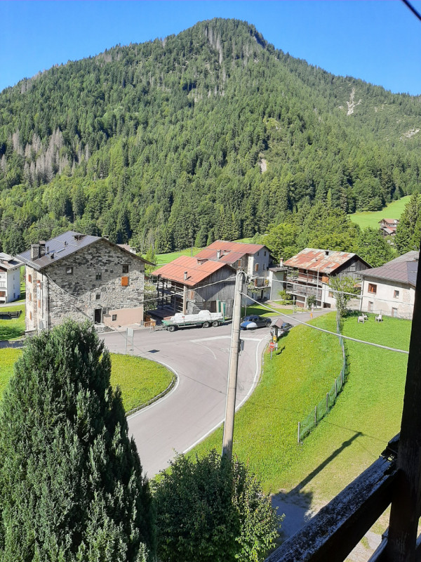 Scopri il tuo angolo di paradiso nel cuore delle Dolomiti! Proponiamo in vendita un ampio apparta...