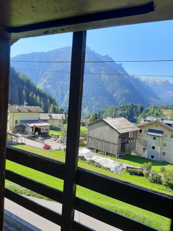 Scopri il tuo angolo di paradiso nel cuore delle Dolomiti! Proponiamo in vendita un ampio apparta...